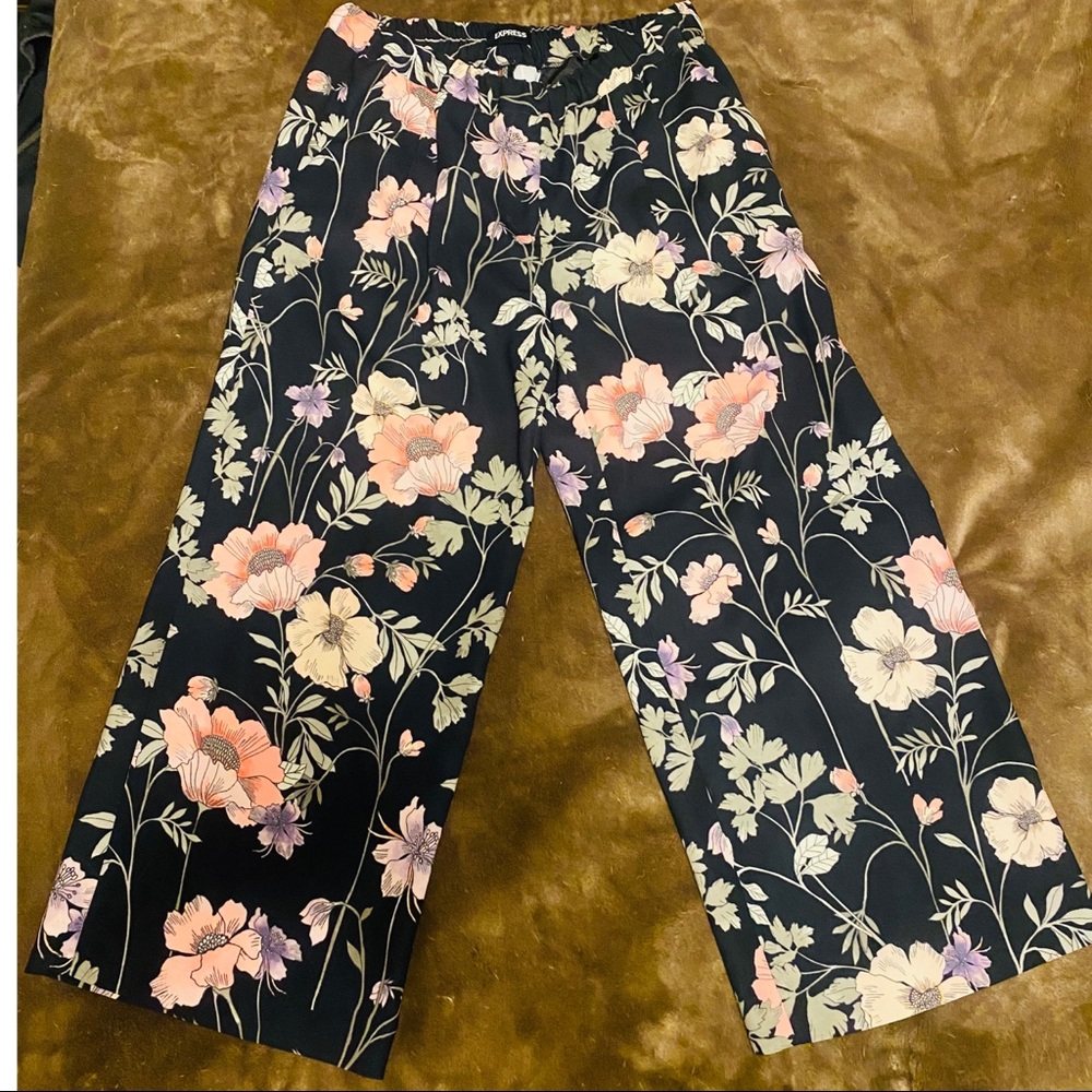 Express black floral cropped culottes. Mid rise. Size S/P.